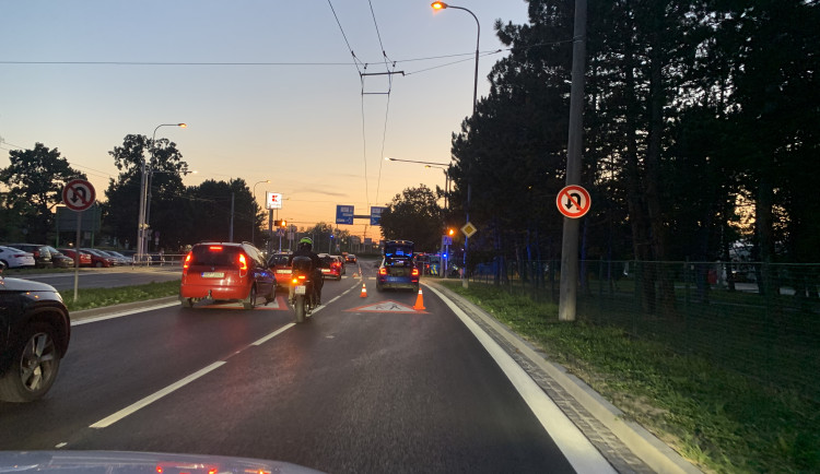 Při střetu auta s chodci se zranili dva lidé. Oba skončili v nemocnici