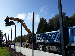 VIDEO: U Škrdlovic a Stržanova už rostou protihlukové stěny. V místě je ale i nadále dopravní omezení