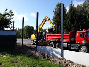 VIDEO: U Škrdlovic a Stržanova už rostou protihlukové stěny. V místě je ale i nadále dopravní omezení