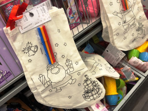 ANKETA: Za okny babí léto, v regálech Vánoce. Obchody v Jihlavě už nabízí soby, řetězy i ozdoby na stromek