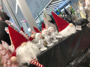 ANKETA: Za okny babí léto, v regálech Vánoce. Obchody v Jihlavě už nabízí soby, řetězy i ozdoby na stromek