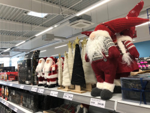 ANKETA: Za okny babí léto, v regálech Vánoce. Obchody v Jihlavě už nabízí soby, řetězy i ozdoby na stromek