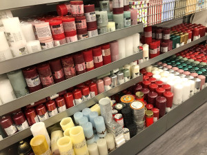 ANKETA: Za okny babí léto, v regálech Vánoce. Obchody v Jihlavě už nabízí soby, řetězy i ozdoby na stromek