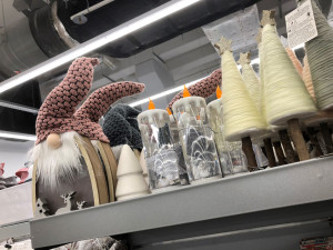 ANKETA: Za okny babí léto, v regálech Vánoce. Obchody v Jihlavě už nabízí soby, řetězy i ozdoby na stromek