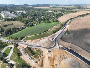 Od pondělí bez omezení. Řidiči na obchvatu Jihlavy naplno otestují dva nové kruhové objezdy