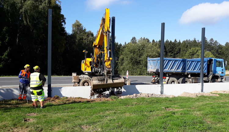 U Škrdlovic a Stržanova už rostou protihlukové stěny. V místě je ale i nadále dopravní omezení