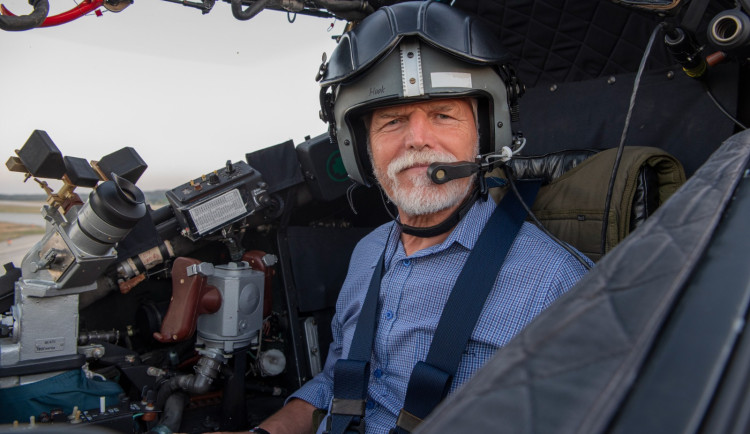 Prezident Pavel zakončil dvoudenní cestu na základně v Náměšti, proletěl se i ve vrtulníku