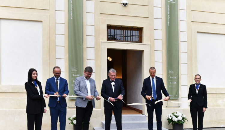 Na Pražském hradě otevřeli nové turistické centrum. Nahradilo směnárnu