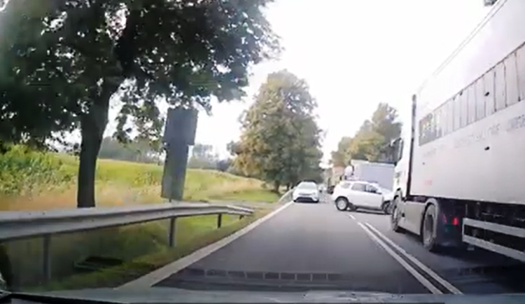 Podívejte se na cestu záchranářů k tragické nehodě u Obrataně. Víte, co dělat, když slyšíte houkačky?