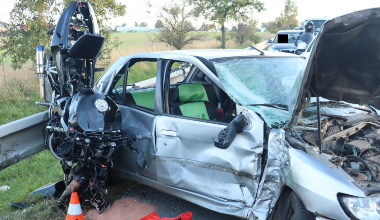 FOTO: Neviděli jste nedělní nehodu auta a motorky? Pokud ano, ihned se ozvěte policii