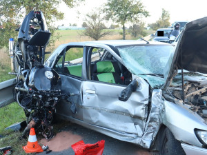 FOTO: Neviděli jste nedělní nehodu auta a motorky? Pokud ano, ihned se ozvěte policii