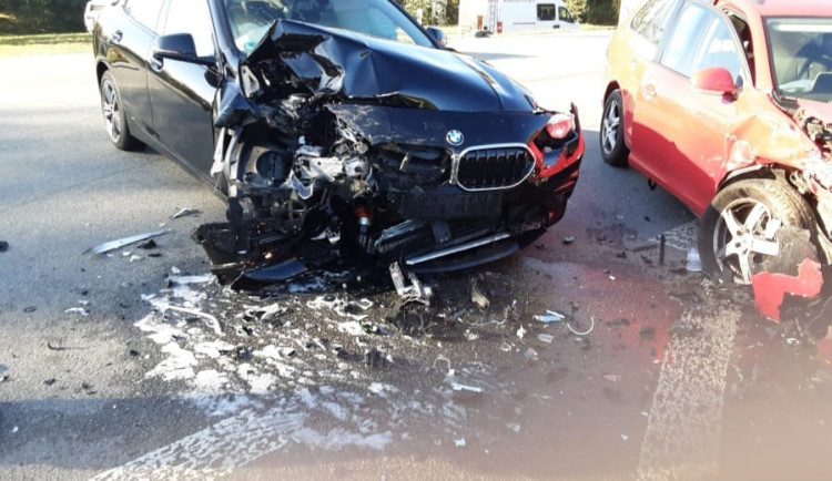 Ranní nehoda dvou aut v jihlavské Pelhřimovské ulici. Jeden člověk skončil v péči lékařů 