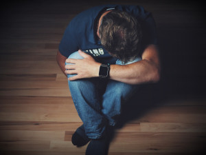 Depresí i úzkostí od roku 2010 přibylo o pětinu, potřeba je podpora odolnosti. Zvyšuje se i riziko sebevražd