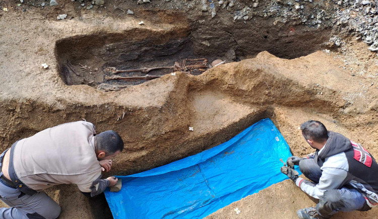 FOTO: Archeologové v parku u bazénu odkryli kostry, hroby a staré hrobky. Upozornila na ně propadající se místa