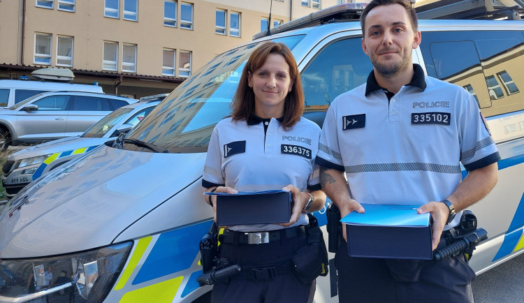Oceněná policistka Alena Frank a její kolega Tomáš Vendl