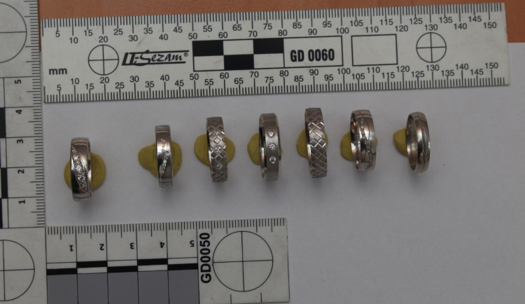 Prchal s prsteny polonahý po náměstí. Doma je schoval do ponožky