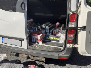 Tři Bulhaři přes Vysočinu nelegálně vezli 72 kartonů cigaret. Na parkovišti v Pávově o ně přišli