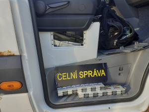 Tři Bulhaři přes Vysočinu nelegálně vezli 72 kartonů cigaret. Na parkovišti v Pávově o ně přišli