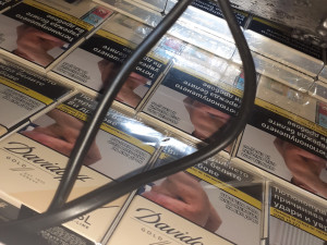 Tři Bulhaři přes Vysočinu nelegálně vezli 72 kartonů cigaret. Na parkovišti v Pávově o ně přišli