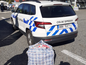 Tři Bulhaři přes Vysočinu nelegálně vezli 72 kartonů cigaret. Na parkovišti v Pávově o ně přišli