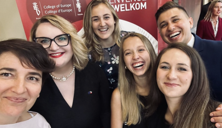 Na prestižní unijní škole, která vychovává evropské lídry, studuje málo Čechů. Pavel to chce změnit