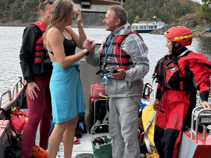 Andrea Klementová jako první v historii podélně přeplavala Dalešickou přehradu. V chladné vodě urazila přes 17 kilometrů