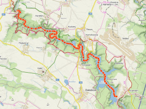 Andrea Klementová jako první v historii podélně přeplavala Dalešickou přehradu. V chladné vodě urazila přes 17 kilometrů