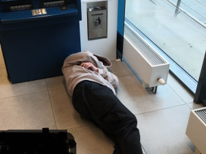 Muž ve Žďáru přespal v bance vedle bankomatu. Ustlal si u topení, vzbudili ho strážníci