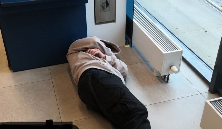 Muž ve Žďáru se opil a domů už nedošel, i když to měl blízko. Ustlal si v bance vedle bankomatu