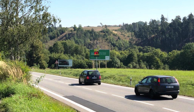 Zbytečné, říkají čtenáři Jihlavské Drbny k plánovanému úsekovému měření rychlosti v helenínském kopci