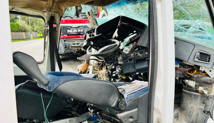 Při střetu dodávky s náklaďákem se vážně zranil jeden z řidičů