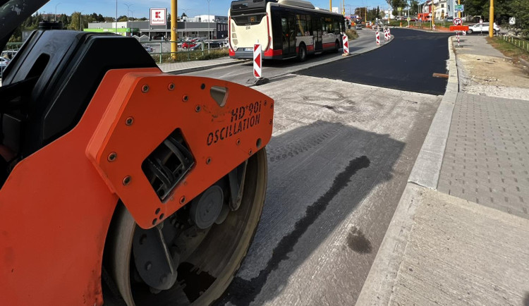 Práce na ulici Romana Havelky jsou v polovině, dnes budou dělníci asfaltovat. Jak opravy ovlivní MHD?