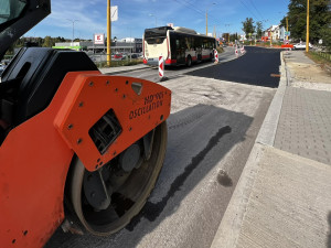 Práce na ulici Romana Havelky jsou v polovině, dnes budou dělníci asfaltovat. Jak opravy ovlivní MHD?