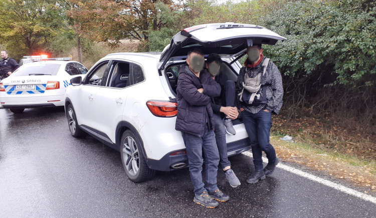 Zdrogovaná Švédka vezla 12 migrantů, z toho byly 4 děti. Celníkům ujížděla, nakonec se vzdala a zastavila