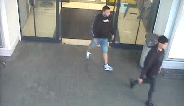 Podvodníci předstírali, že jsou hluchoněmí a okradli důvěřivé lidi. Neznáte muže na fotce, které hledá policie?