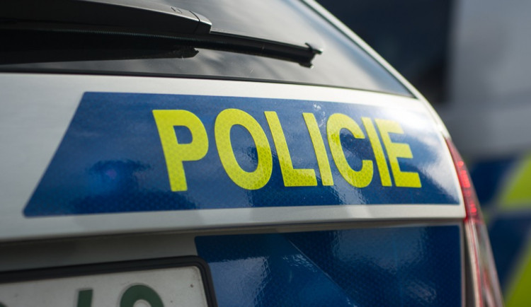 Vyrazil v cizím autě krást krytinu na střechu, maskovací manévr ale nevyšel