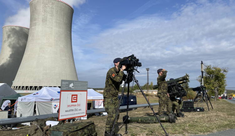 Elektrárnu v Dukovanech střežila armáda. Přivezla nejmodernější rušičku a ničila drony