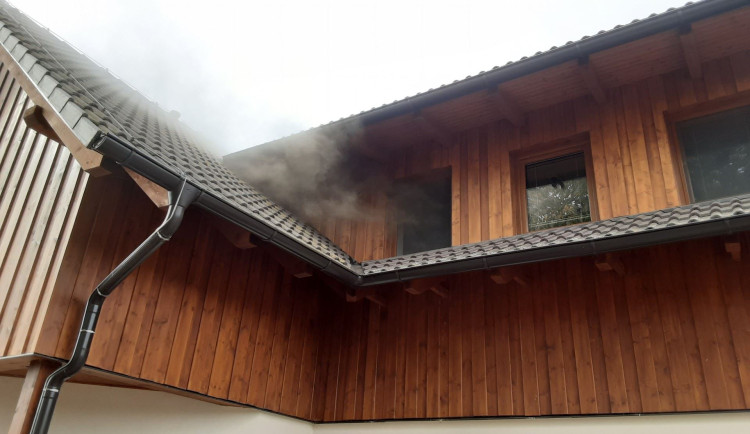 V Rounku na Jihlavsku hořela dřevostavba. Majitelům vznikla osmimilionová škoda