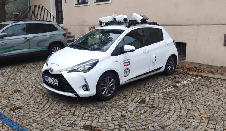 Monitorovací auto již vyjelo do jihlavských ulic. Dohlédne i na přestupky, nahradí práci pětatřiceti strážníků.