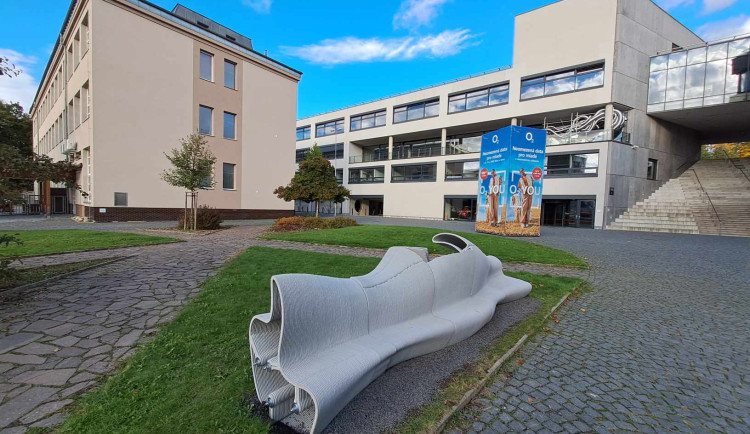 Univerzitní náměstí ozdobila lavička vytvořená 3D tiskem
