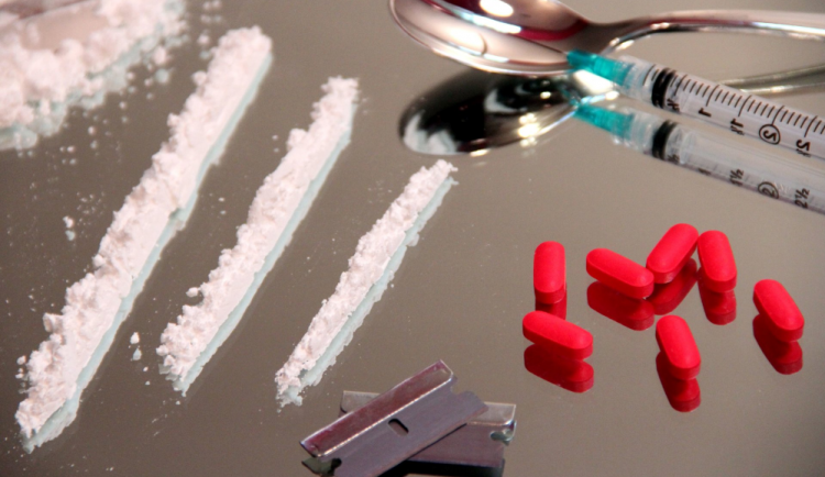 Náklady na boj s drogami rostou. Marihuanu a pervitin dohání kratom