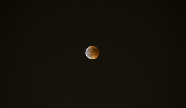 V sobotu bude možné vidět částečné zatmění Měsíce i jasný Jupiter. Do pozorování se zapojí i v Jihlavě