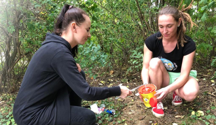 (Zleva) Sára a Gábina ve chvíli, kdy jsme během reportáže našly použitou injekční stříkačku