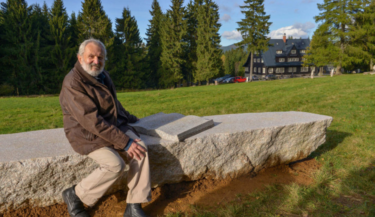 U Prezidentské chaty můžete usednout na lavičku Miloslava Nevrlého