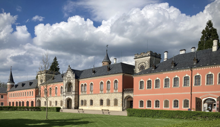 Hrady a zámky brány s koncem sezony nezavírají. Vyrazit můžete na Sychrov, Zákupy a Bezděz