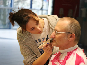Movember v novoměstské nemocnici. Vousáči v holírně podpoří výzkum a prevenci rakoviny prostaty a varlat