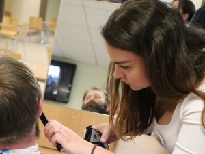 Movember v novoměstské nemocnici. Vousáči v holírně podpoří výzkum a prevenci rakoviny prostaty a varlat