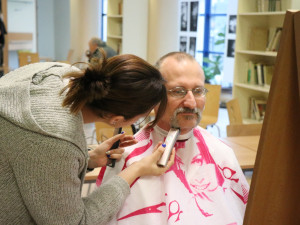 Movember v novoměstské nemocnici. Vousáči v holírně podpoří výzkum a prevenci rakoviny prostaty a varlat