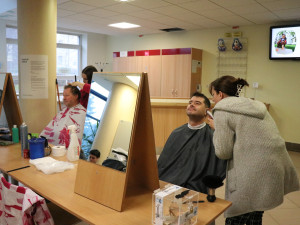 Movember v novoměstské nemocnici. Vousáči v holírně podpoří výzkum a prevenci rakoviny prostaty a varlat