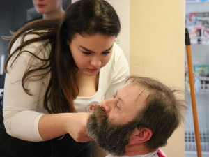 Movember v novoměstské nemocnici. Vousáči v holírně podpoří výzkum a prevenci rakoviny prostaty a varlat